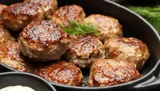 Фарш перед формированием котлет нужно хорошо отбить