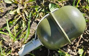 Як стверджують у поліції, спершу фігурант погрожував присутнім у магазині, а пізніше – і правоохоронцям