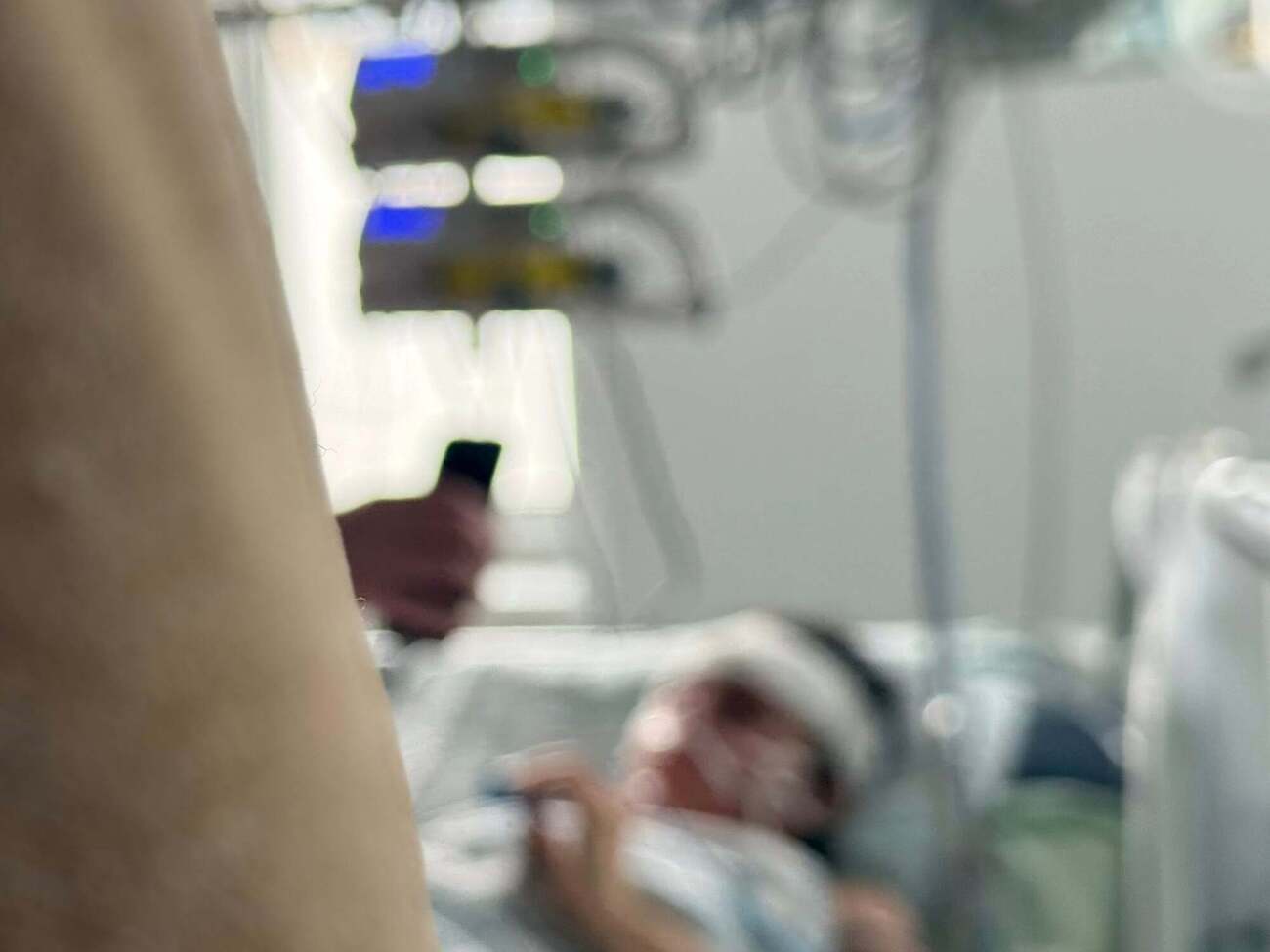 Мати пораненої стрілком у Києві дитини досі у важкому стані