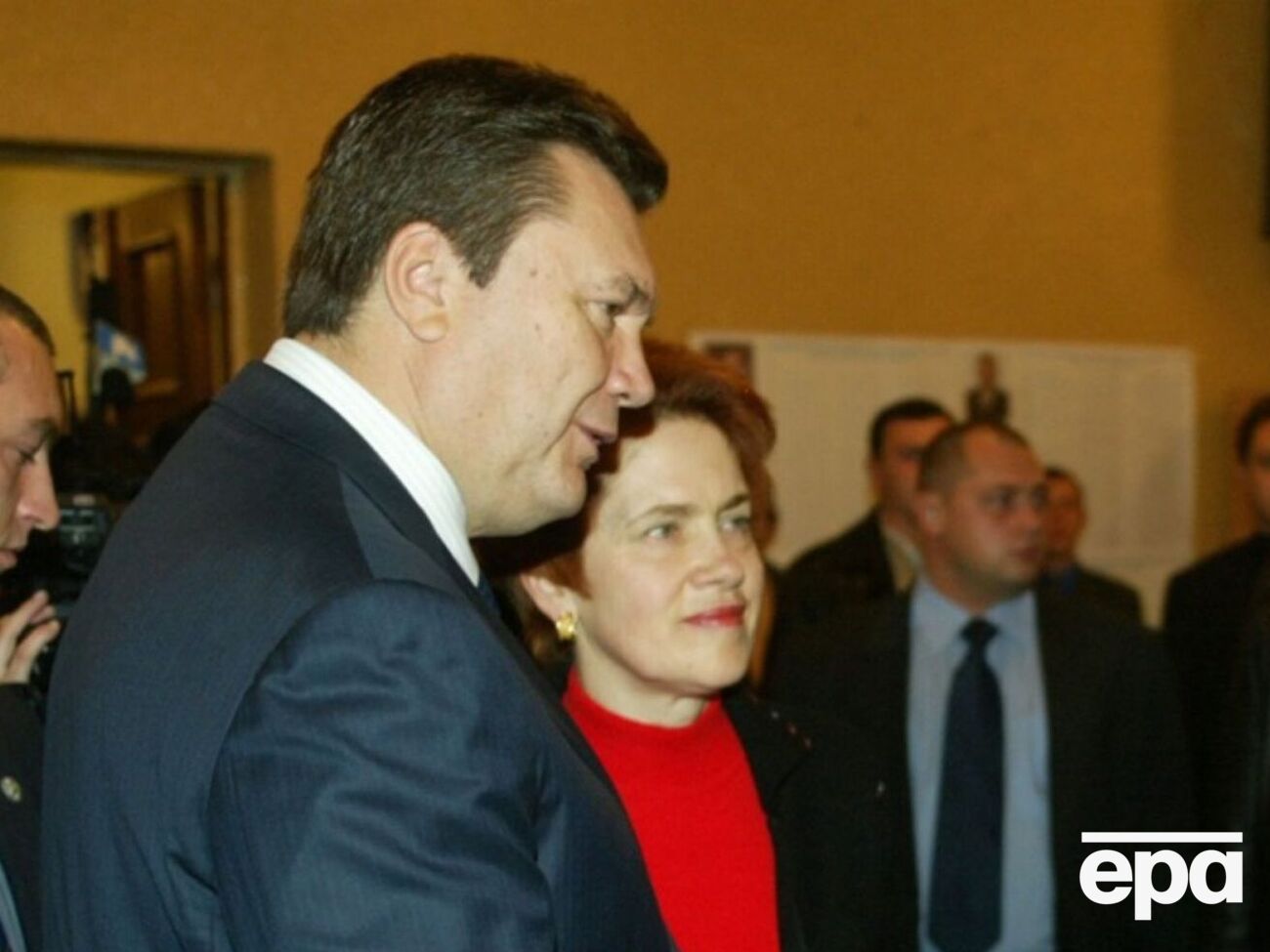 Официально о разводе Януковичей не сообщалось, но, по данным СМИ, экс-президент живет в РФ с гражданской женой