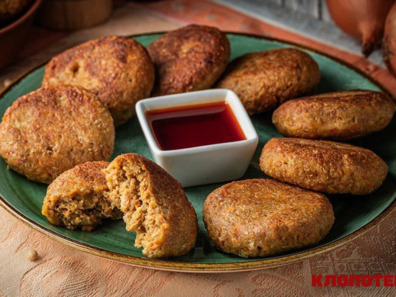 Котлети смажать на середньому вогні до рум'яної скоринки з обох боків