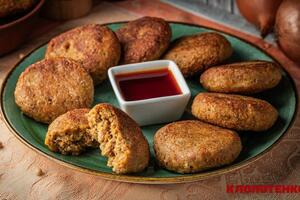 Котлети смажать на середньому вогні до рум'яної скоринки з обох боків