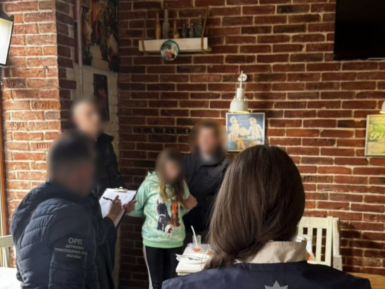 Жінку затримали під час передання коштів