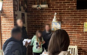 Жінку затримали під час передання коштів