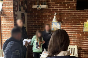 Жінку затримали під час передання коштів
