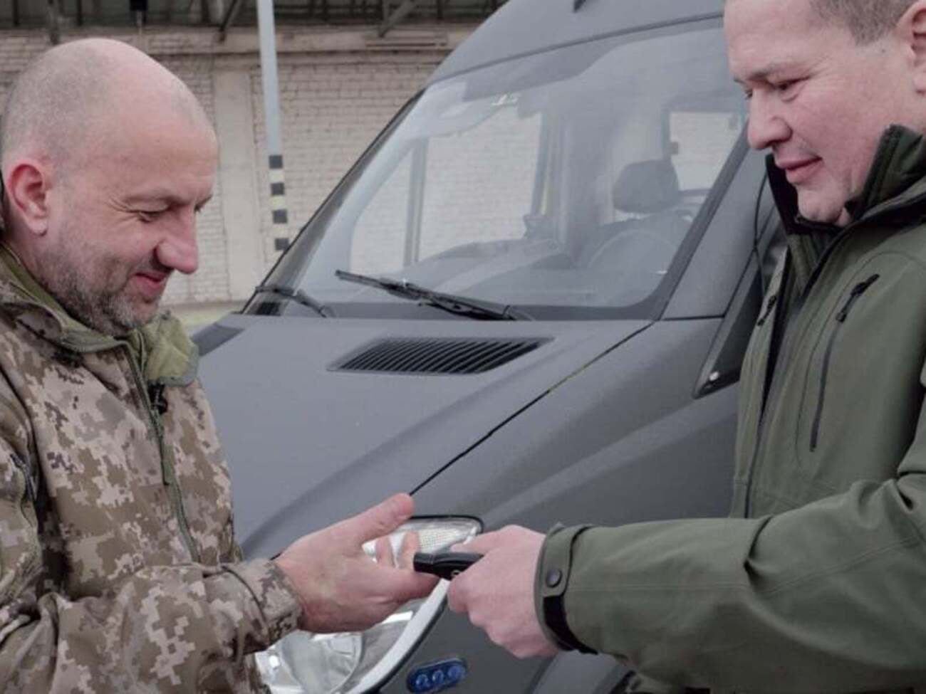 "Украинская команда" передала медицинский автомобиль батальону беспилотных систем