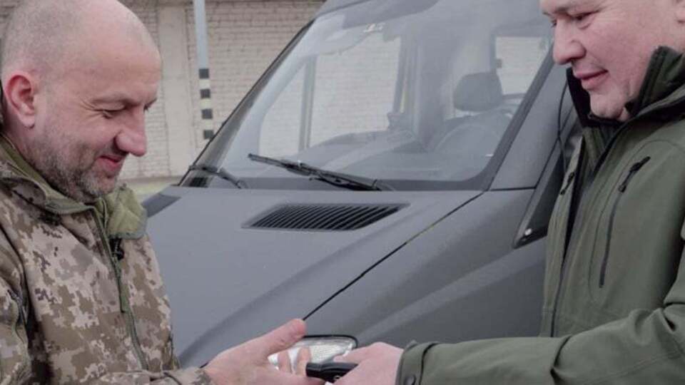 "Українська команда" передала медичний автомобіль батальйону безпілотних систем