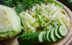 Секрет салата – в соусе из лимонного уксуса, горчицы, чеснока и авокадо