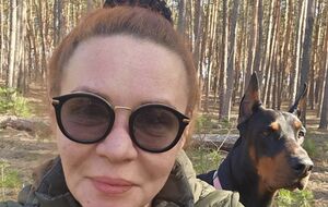 У Гектора посивів кінчик вуха. А я думала, крейдою вимастився. Молодий же ще пес із Харкова