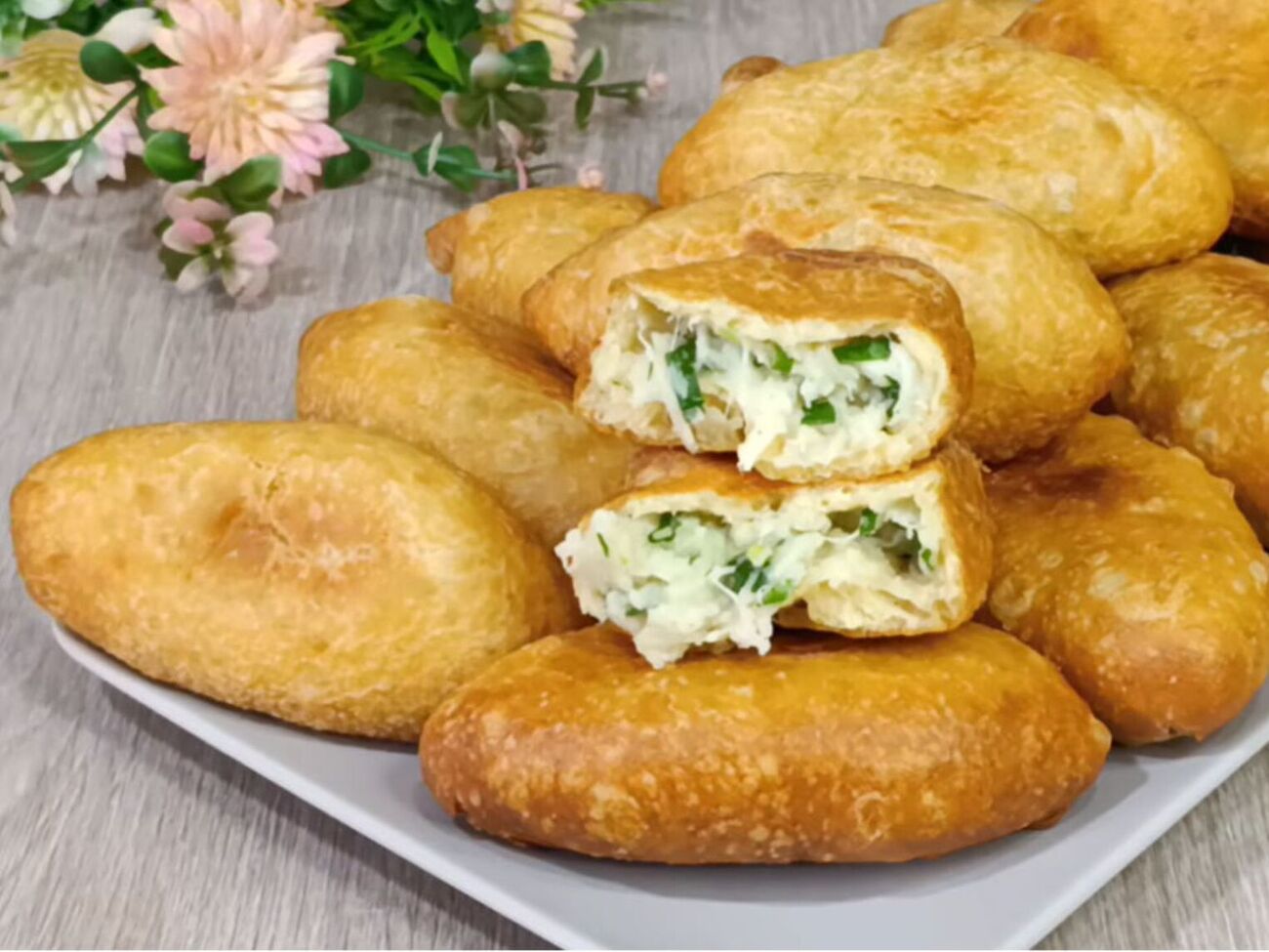 Пирожки жарьте на среднем огне, не торопясь