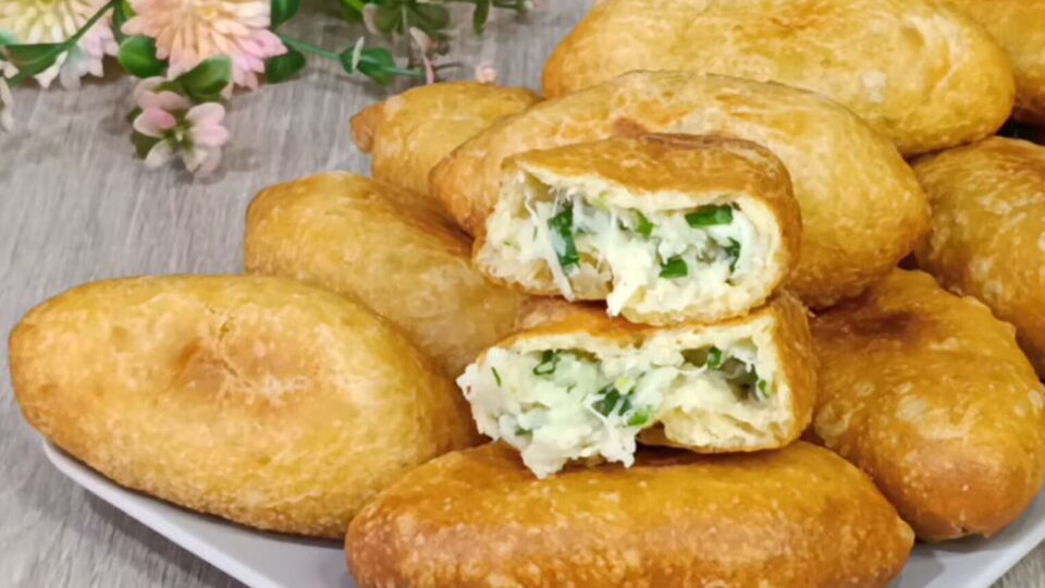Пирожки жарьте на среднем огне, не торопясь