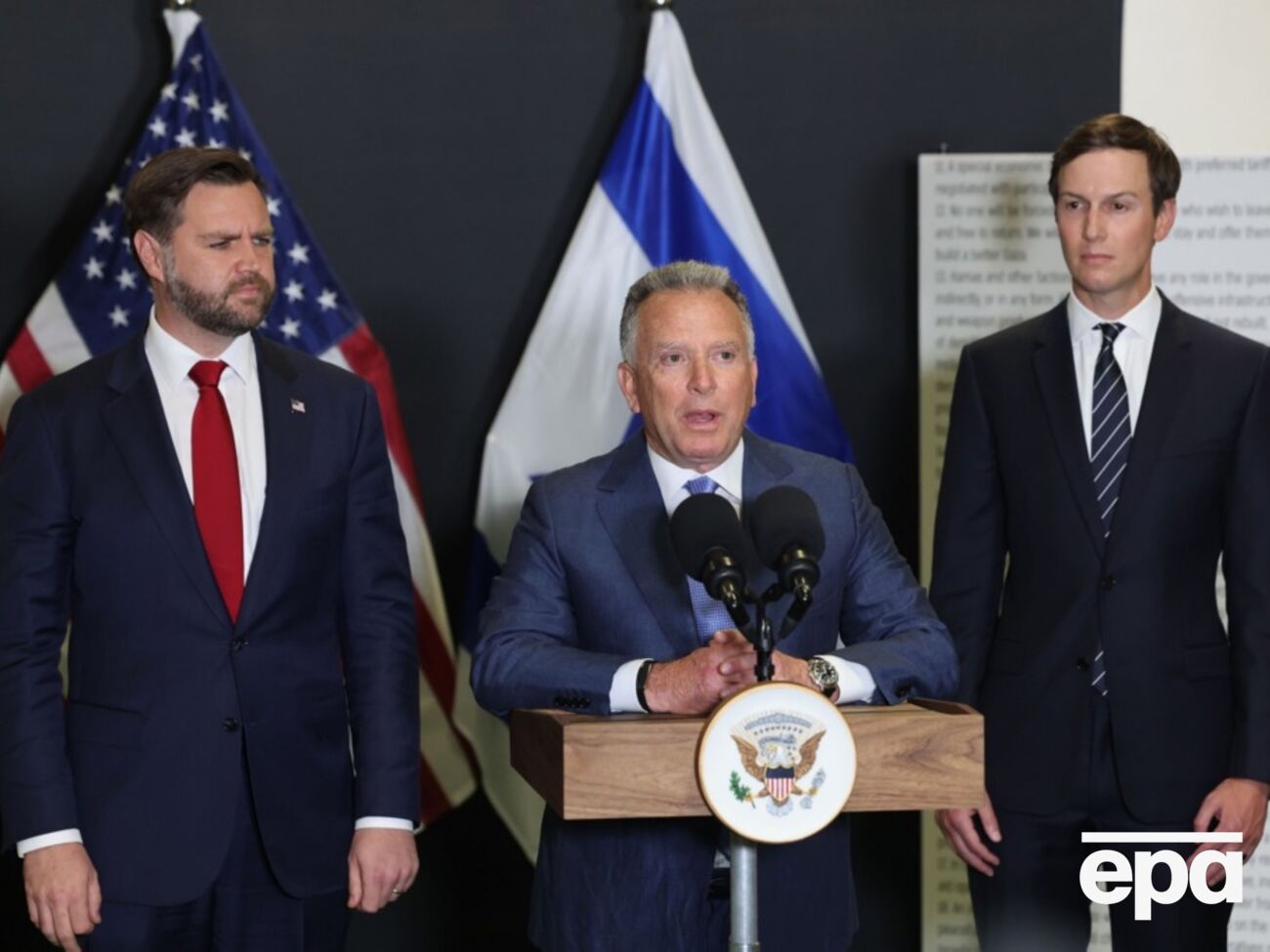 По данным СМИ, Вэнс, Виткофф и Кушнер остались в Вашингтоне