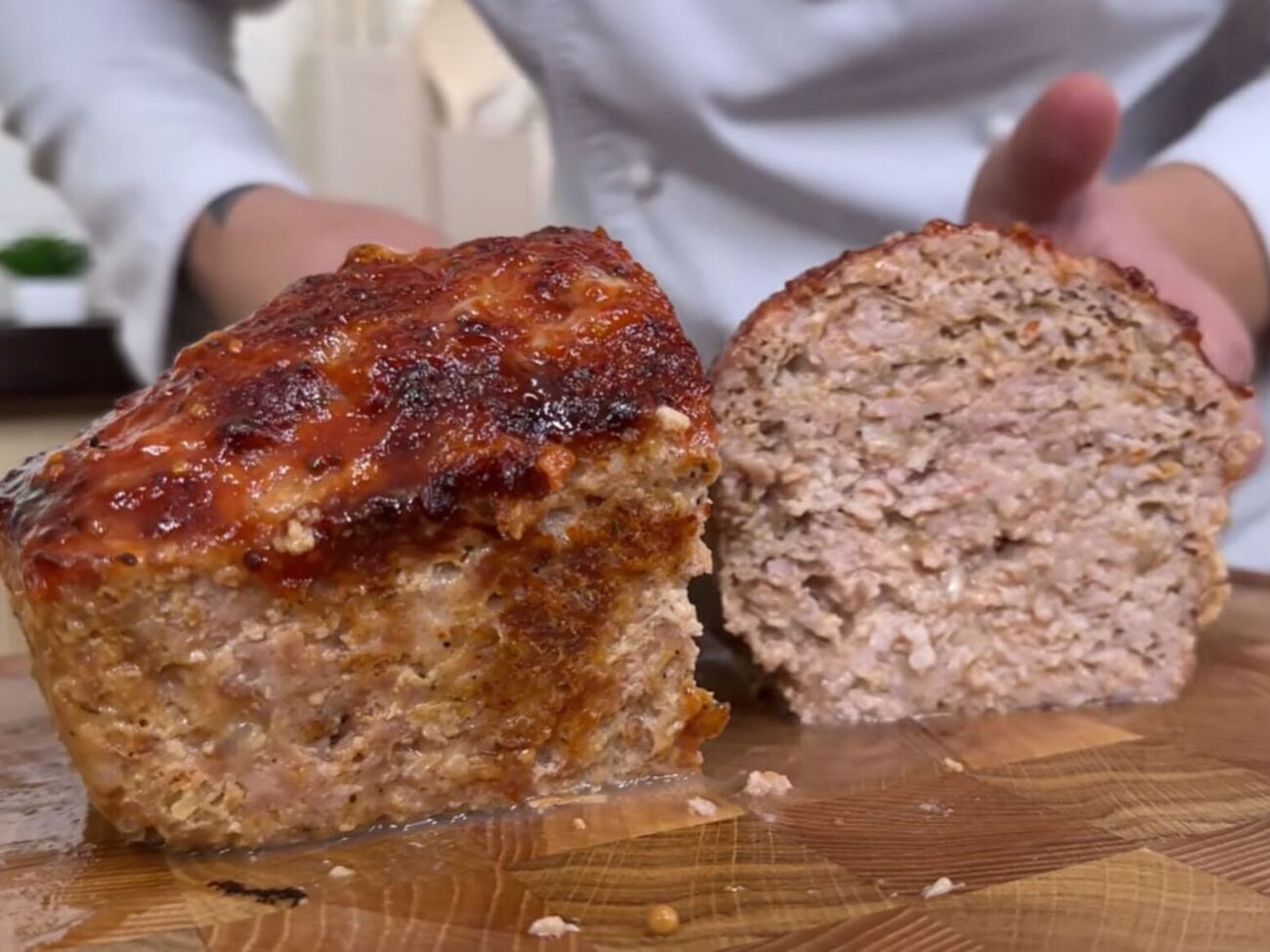 Нарезайте рулет порционными кусочками и подавайте с картофельным пюре или легким овощным салатом