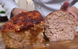 Нарезайте рулет порционными кусочками и подавайте с картофельным пюре или легким овощным салатом