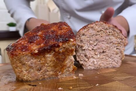 Нарезайте рулет порционными кусочками и подавайте с картофельным пюре или легким овощным салатом