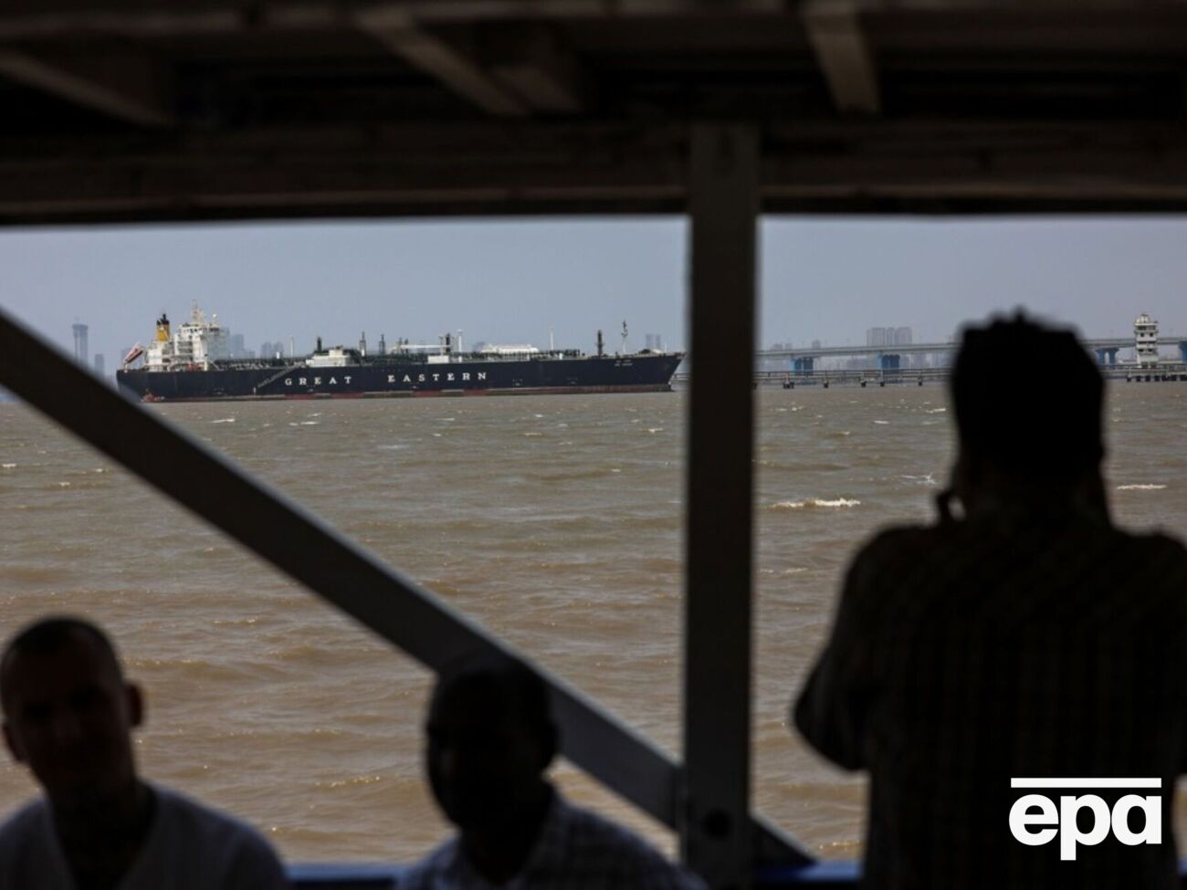 По меньшей мере одно судно с фейковым разрешением попало под иранский обстрел