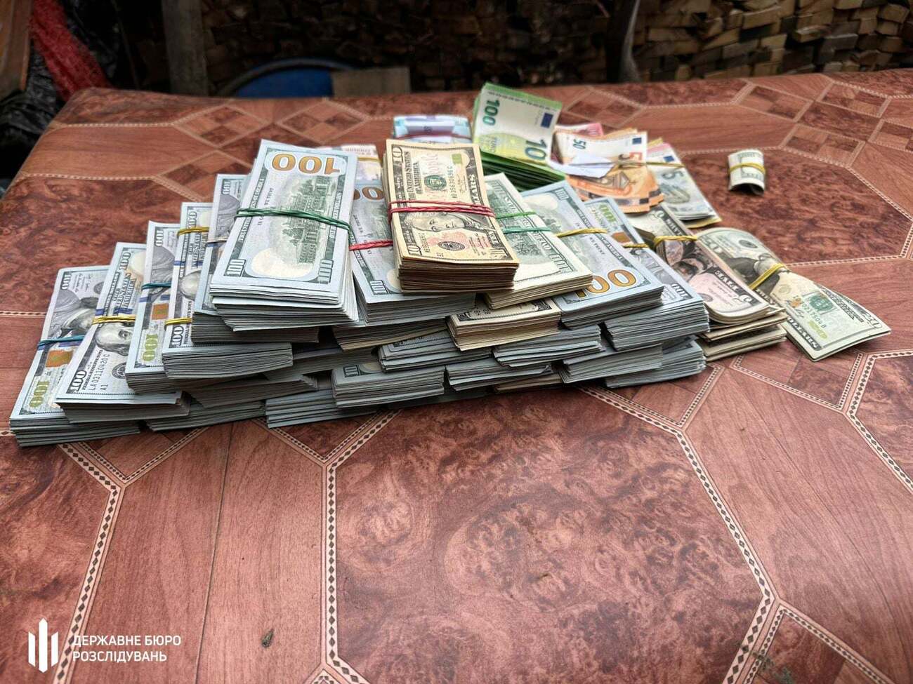 Гроші виявили на роботі й удома в медика