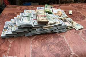 Гроші виявили на роботі й удома в медика