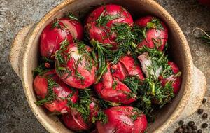 Редис должен настояться перед подачей