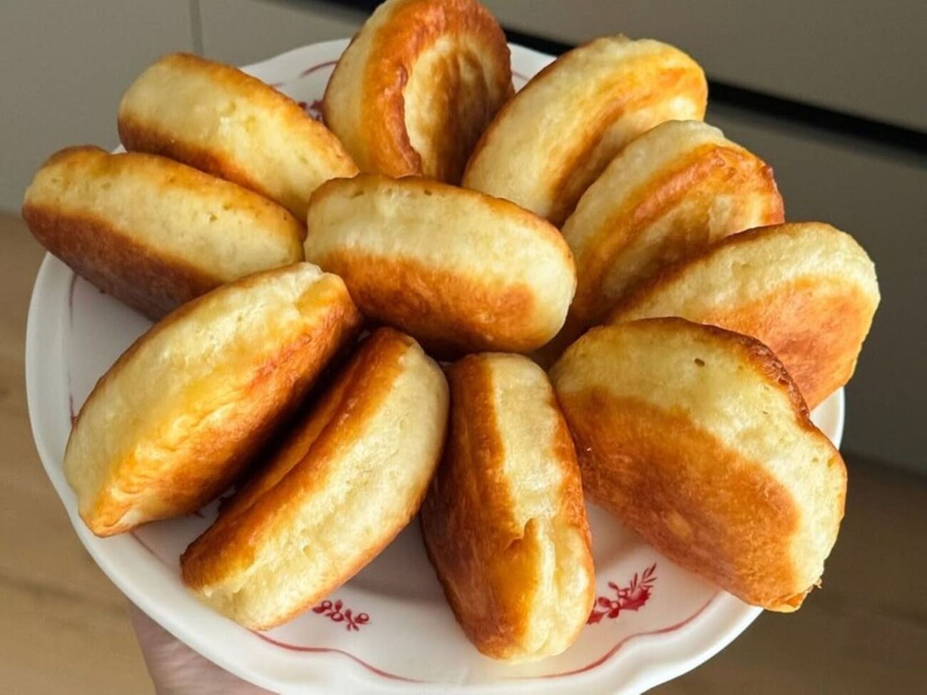 Чтобы оладьи были пышные, кефир нагрейте в микроволновке, соду добавляйте в самом конце и не перемешивайте тесто