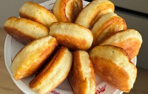 Щоб оладки вийшли пухкими, нагрійте кефір у мікрохвильовці, соду додавайте наприкінці й не перемішуйте тісто