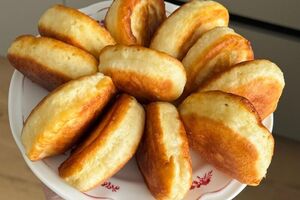 Щоб оладки вийшли пухкими, нагрійте кефір у мікрохвильовці, соду додавайте наприкінці й не перемішуйте тісто