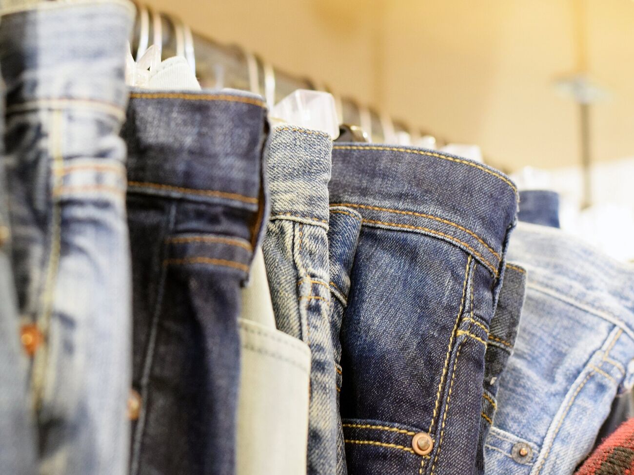 Белые джинсы не должны быть из слишком тонкий ткани