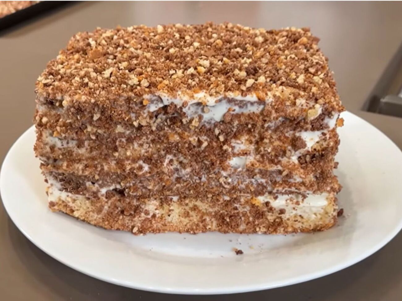 Торту обязательно нужно дать постоять в холодильнике целую ночь