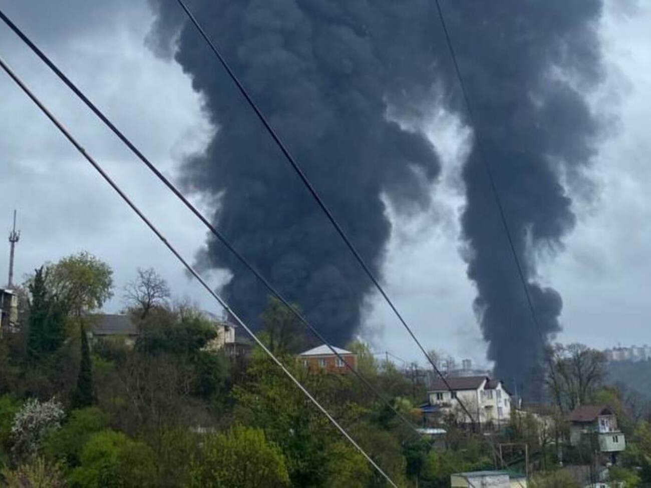 Хімік Мірзаянов заявив, що під час горіння нафти утворюються небезпечні канцерогенні сполуки, які становлять загрозу для життя (на фото – наслідки ураження нафтобази в Туапсе, РФ)