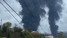 Хімік Мірзаянов заявив, що під час горіння нафти утворюються небезпечні канцерогенні сполуки, які становлять загрозу для життя (на фото – наслідки ураження нафтобази в Туапсе, РФ)