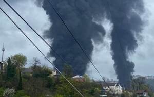 Хімік Мірзаянов заявив, що під час горіння нафти утворюються небезпечні канцерогенні сполуки, які становлять загрозу для життя (на фото – наслідки ураження нафтобази в Туапсе, РФ)