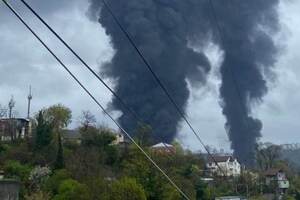 Хімік Мірзаянов заявив, що під час горіння нафти утворюються небезпечні канцерогенні сполуки, які становлять загрозу для життя (на фото – наслідки ураження нафтобази в Туапсе, РФ)