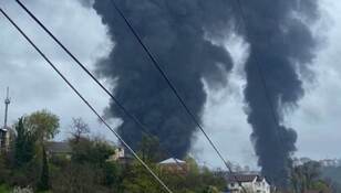 Химик Мирзаянов заявил, что во время горения нефти образуются опасные канцерогенные соединения, представляющие угрозу жизни (на фото – последствия поражения нефтебазы в Туапсе, РФ)