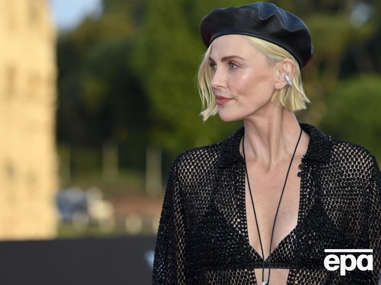 Терон вышла в свет, "забыв" о белье и рубашке. Фото в расстегнутом пиджаке