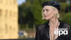 Терон вийшла у світ, "забувши" про білизну й сорочку. Фото в розстебнутому піджаку