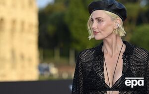 Терон вийшла у світ, "забувши" про білизну й сорочку. Фото в розстебнутому піджаку