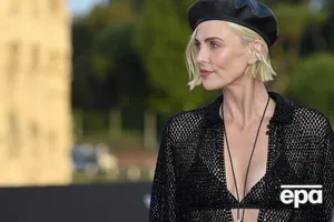 Терон вийшла у світ, "забувши" про білизну й сорочку. Фото в розстебнутому піджаку