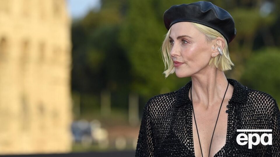 Терон вышла в свет, "забыв" о белье и рубашке. Фото в расстегнутом пиджаке