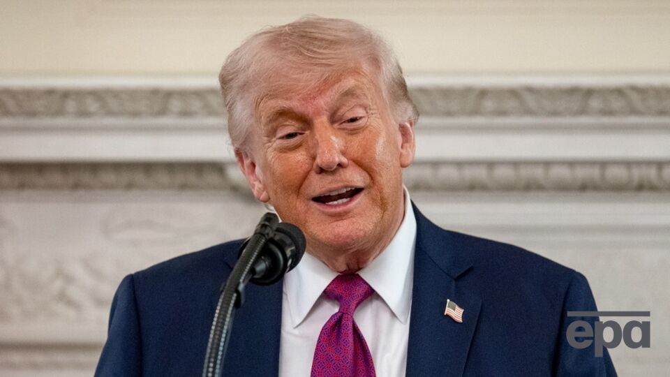 Трампа назвали "ганебним жінконенависником" після фото зі спортсменками