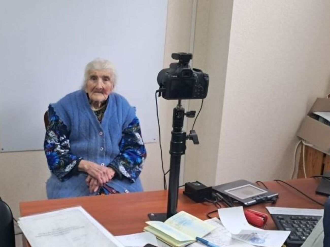 100-річна бабуся з Донецької області оформила свій перший закордонний паспорт. Куди вона їде?