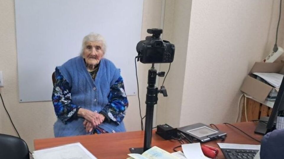 100-річна бабуся з Донецької області оформила свій перший закордонний паспорт. Куди вона їде?