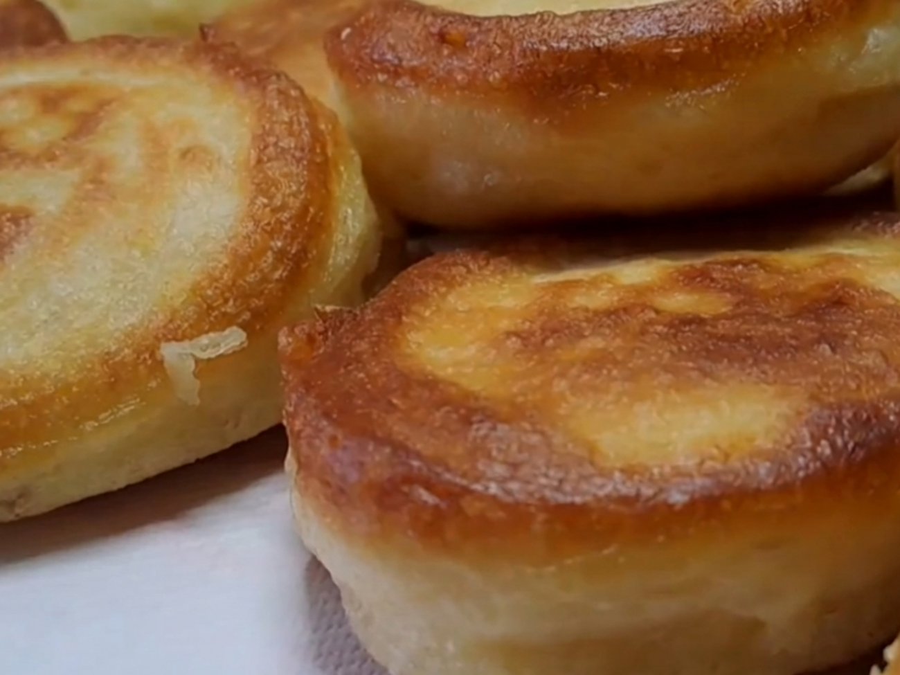 Візьміть одне яйце і дрібку соди – й оладки не осядуть. Секрети пористого тіста