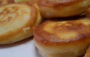 Візьміть одне яйце і дрібку соди – й оладки не осядуть. Секрети пористого тіста