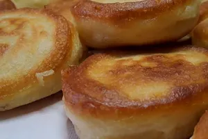 Візьміть одне яйце і дрібку соди – й оладки не осядуть. Секрети пористого тіста