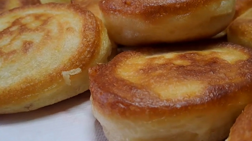 Возьмите одно яйцо и щепотку соды – и оладьи не осядут. Секреты пористого теста