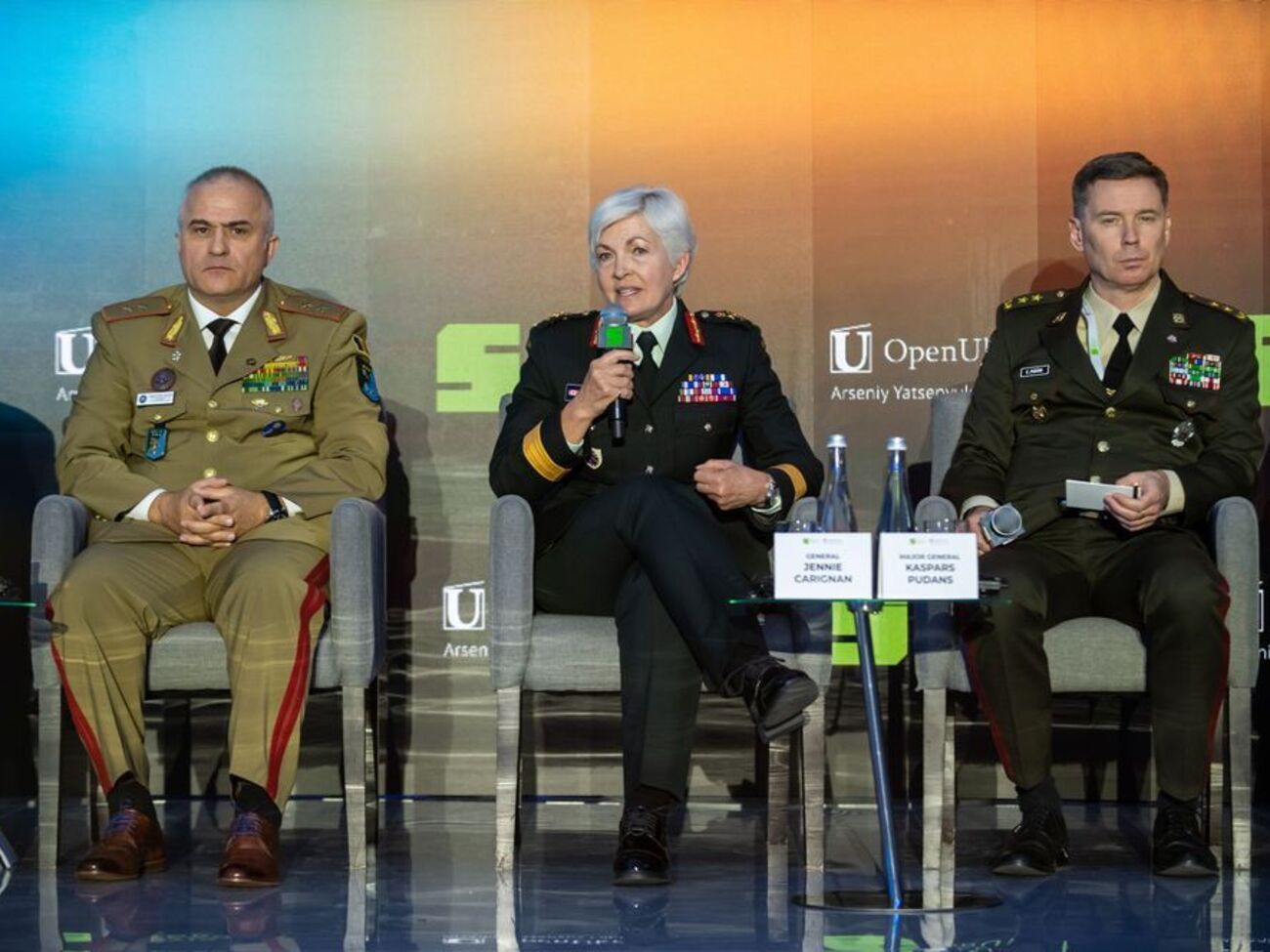 "Не чекають рішень із центру". Генералка Канади про зміни в діях ЗСУ на полі бою