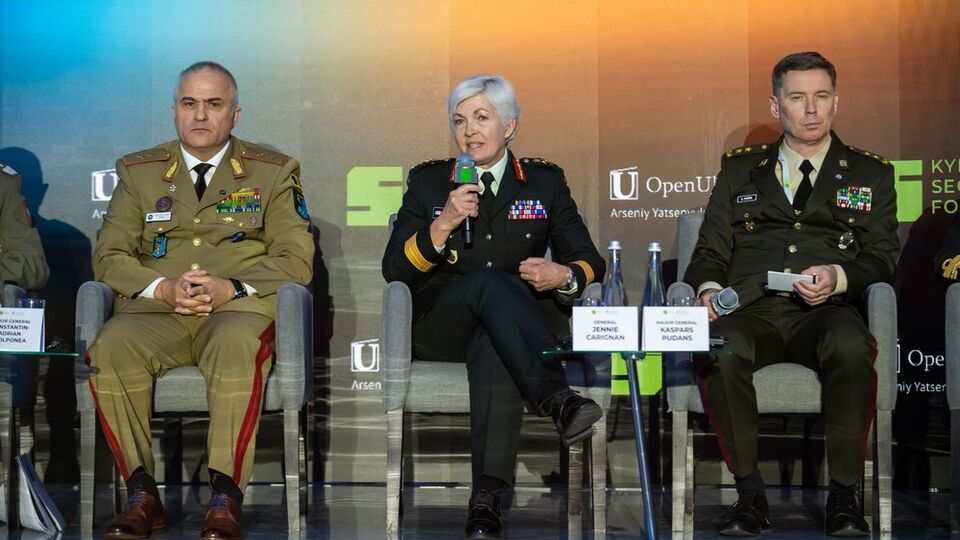 "Не чекають рішень із центру". Генералка Канади про зміни в діях ЗСУ на полі бою