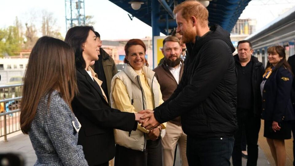 "Приятно снова". Принц Гарри в третий раз приехал в Киев. Видео