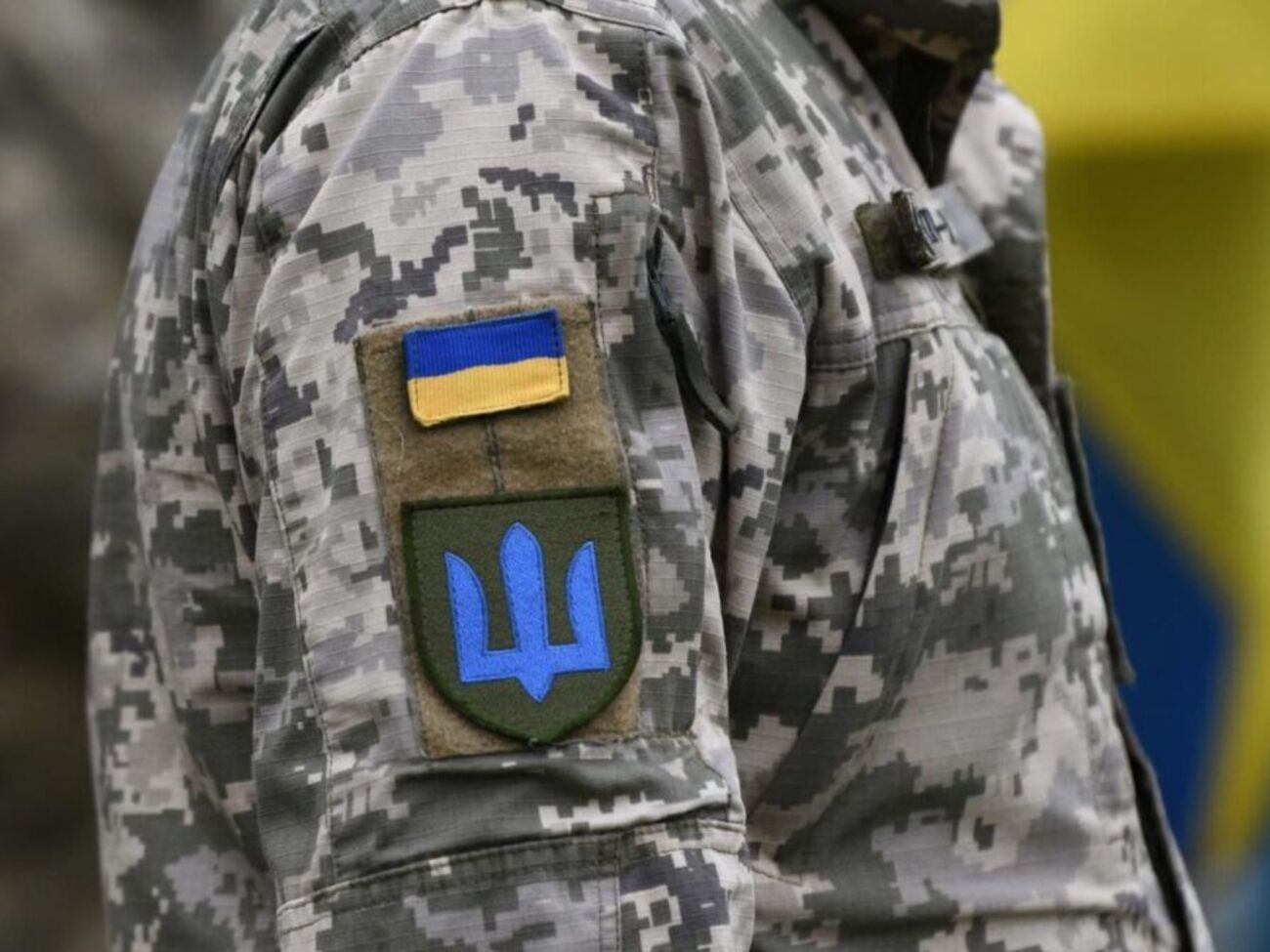 На Волыни мужчина упал с крыши с бойцом ТЦК. Беглеца спасали, говорят военные 