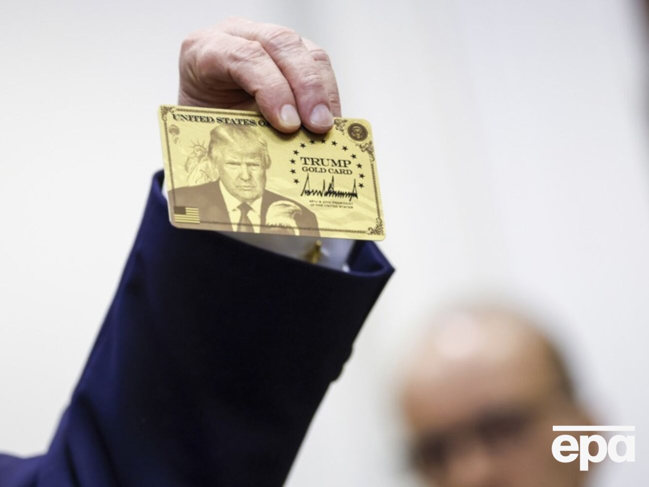 "Золоту картку" Трампа отримала лише одна людина – мінфін США